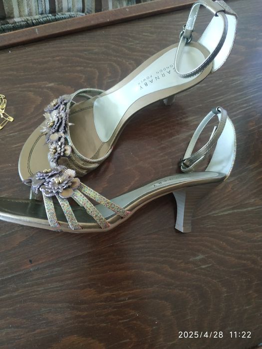 Обувь женская модельная