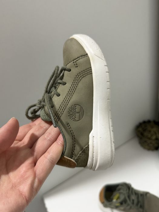 Продам детские кроссовки timberland