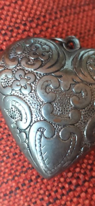 седефено колие с дължина 44 см- цена 60 лв и метално сърце- 20 лв.