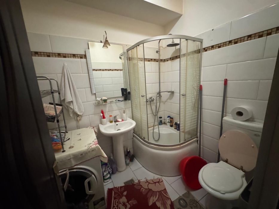 Vand Garsoniera la demisol