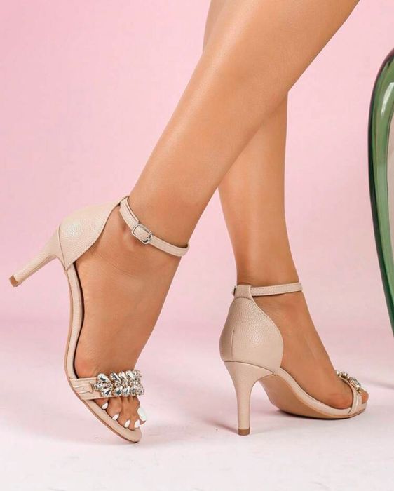 Сандали на висок ток с камъни