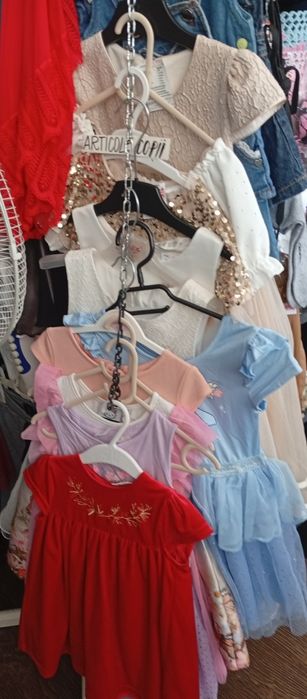 Lot haine second toate sezoanele,  sortate calitate extra,genti , încălțăminte toate sezoanele( fără nici un defec) 2500 kg se vinde  întregul lot