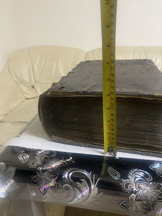 Vand carte foarte veche Biblia .