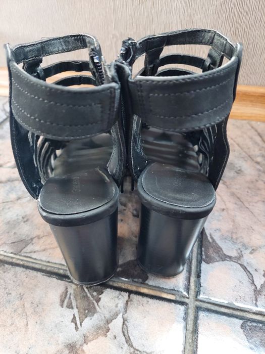 Черни изрязани сандали