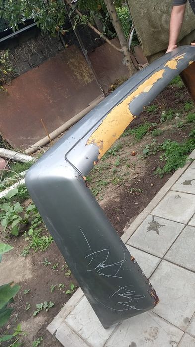Продается бампер на Мерседес 140