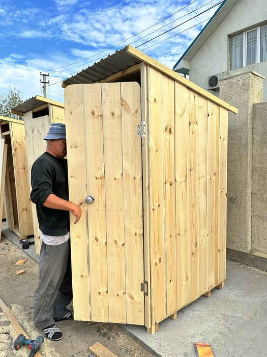 Туалет уличний деревянный