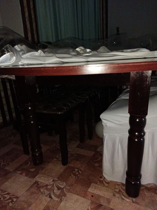 Стол для гостинной