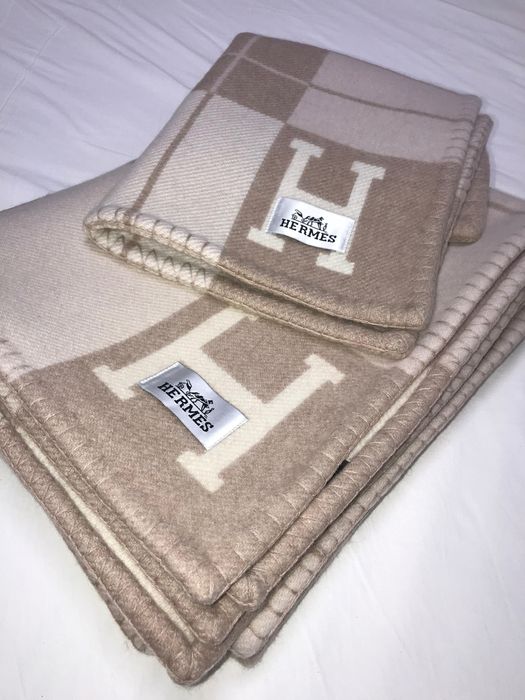 Hermes одеяло и възглавница