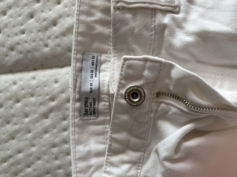 Бели дънки Bershka