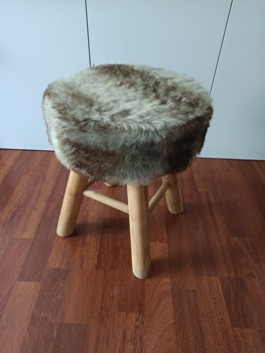 Scaunel de lemn cu blăniță decorativă