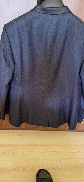 2 costume barbatesti noi 3 piese, bleumarin si  bej 52-54 ,120 lei/buc