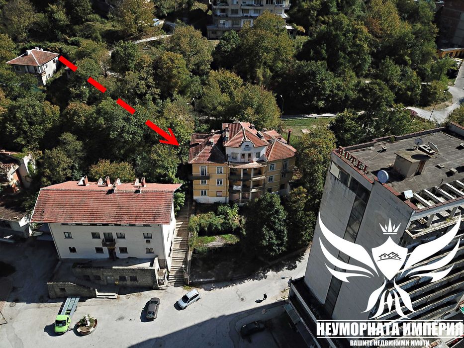 Продавам триетажен хотел с РЗП 870кв и парцел 830кв. в Нареченски Бани