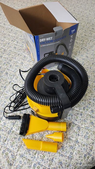 Aspirator auto cu accesorii