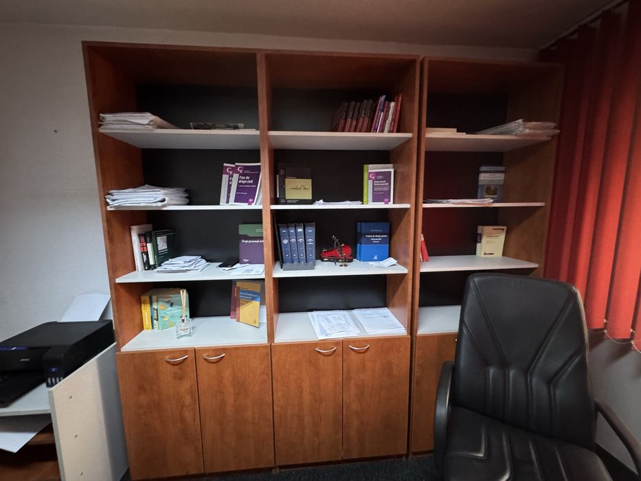 Vand mobilier complet pentru birou compus din birouri, biblioteci, etc