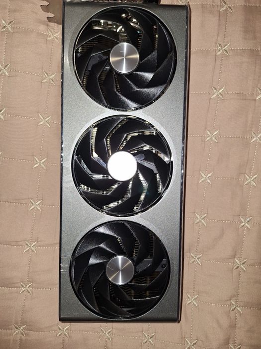 SapphierNITRO+ AMD Radeon™ RX 7800 XT
SAPPHIRE NITRO+ AMD Radeon™ RX