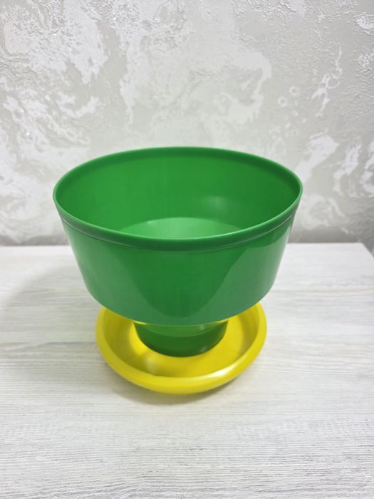 Кормушки и поилки для цыплят и кур