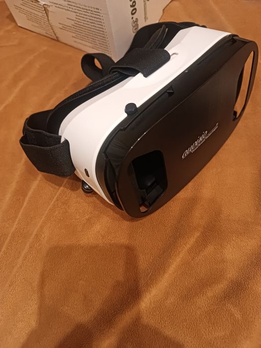 Vând ochelari de realitate virtuală cu telecomanda care se conectează prin Bluetooth . Ochelari au și căști