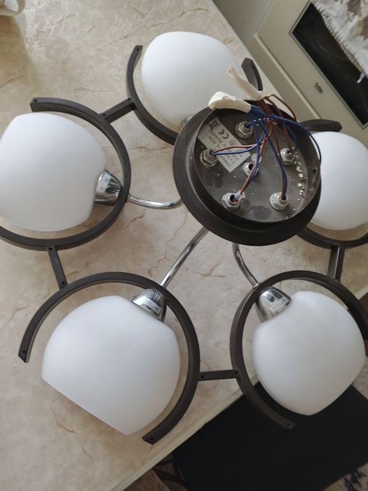 Продам люстру в отличном состоянии