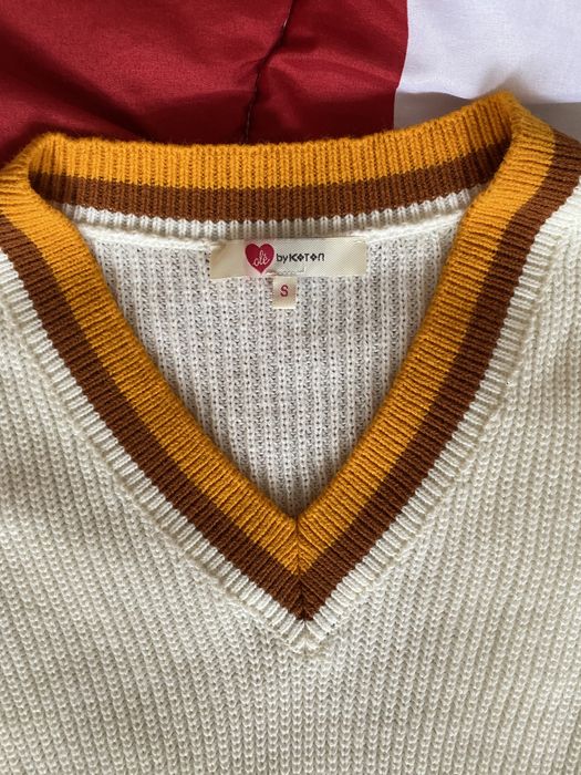 Пуловер с шпиц -основен цвят бял