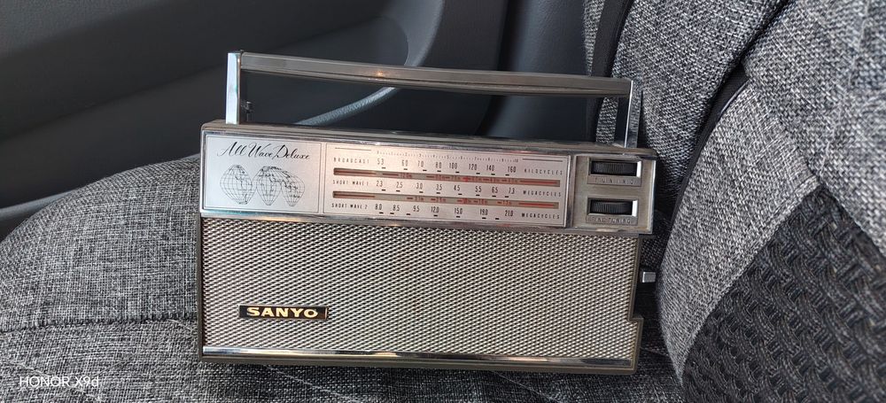 Продаю радиоприёмник SANYO.
