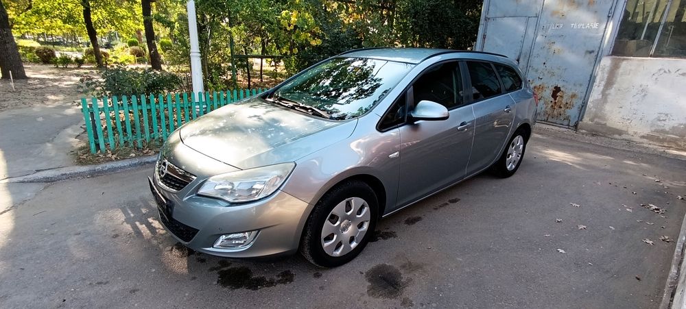 Vând Opel Astra J Sports Tourer | 2.0 CDTI | 160 CP | An 2011 | Stare foarte bună