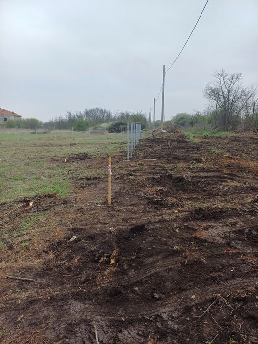 Изграждане на огради с циментови колове, оградна мрежа