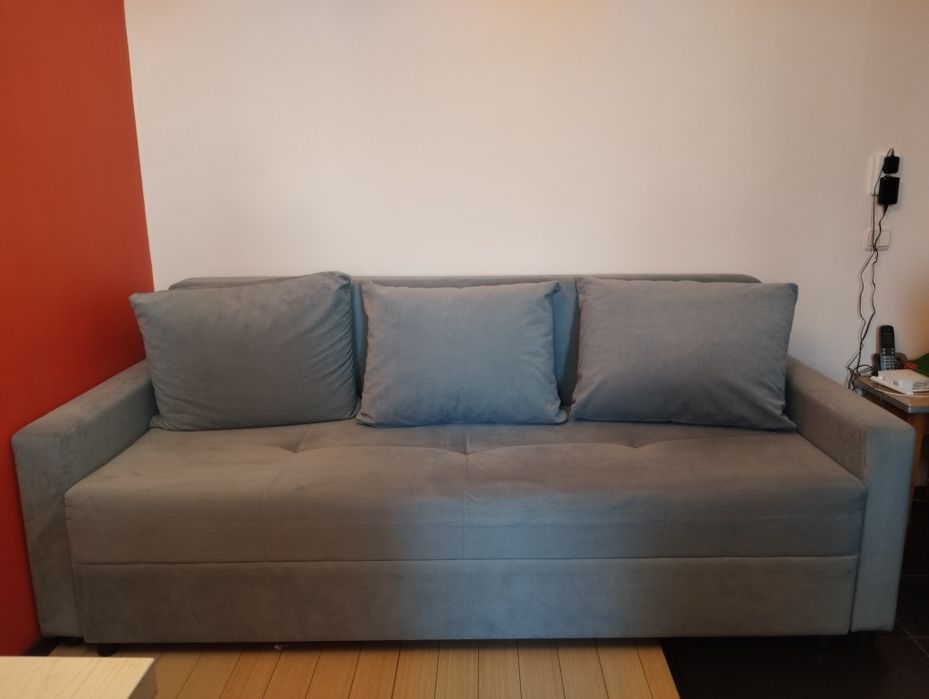 Продается серый диван.