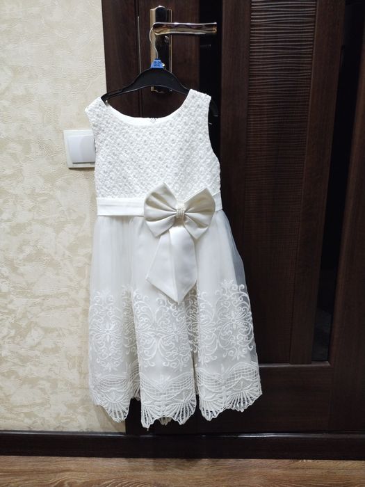 Продам очень красивое платице на девочек.