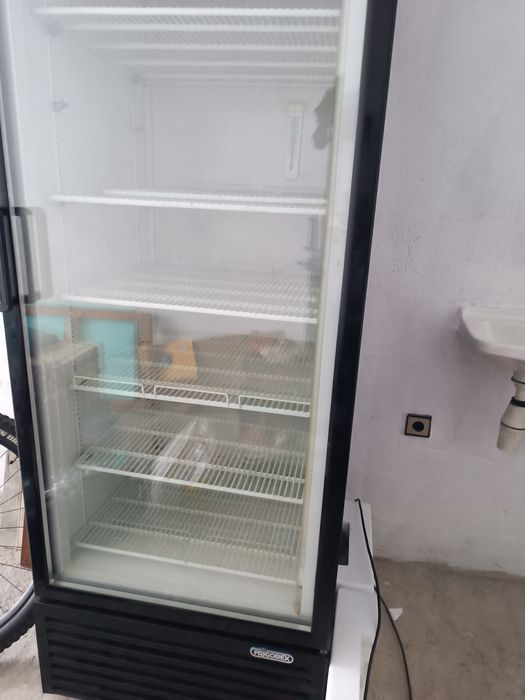 Хладилна витрина.