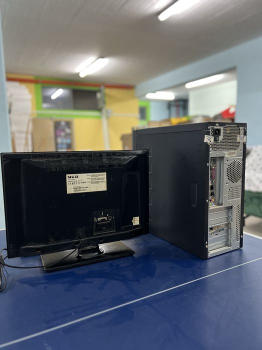 Компютър с монитор и клавиатура