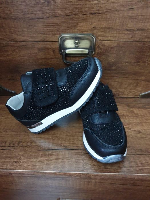 Кроссовки детские очень красивые!