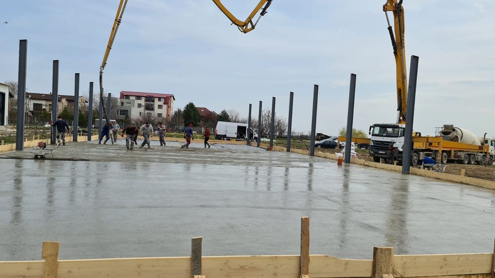 Sapa beton industrial cu Elicopter si Cuart - beton in curte