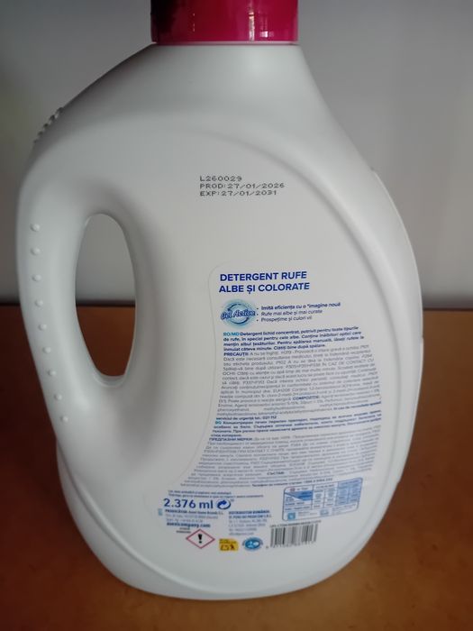 Vând detergent lichid.