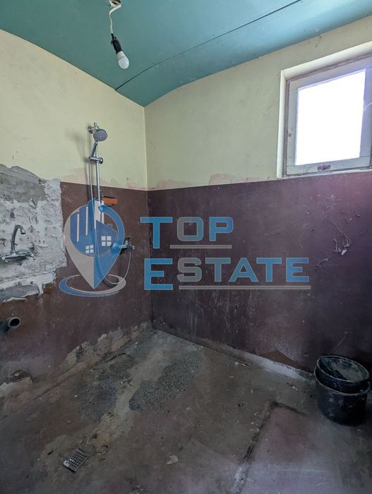 Двустаен апартамент в тухлена сграда в близост до гарата в град Страж