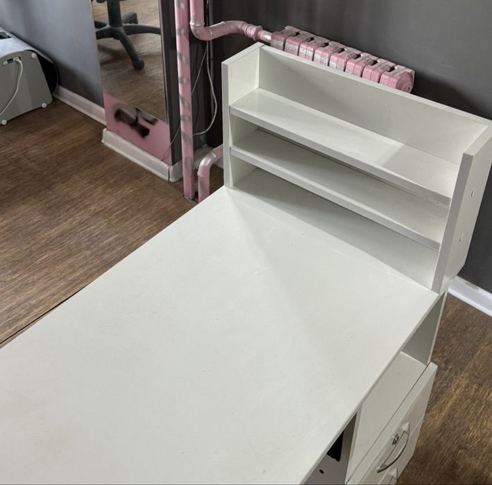 Срочно продам маникюрный стол