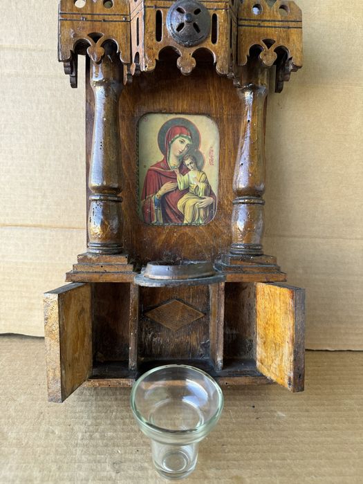 Дърворезба, старинен домашен иконостас с кандило , икона