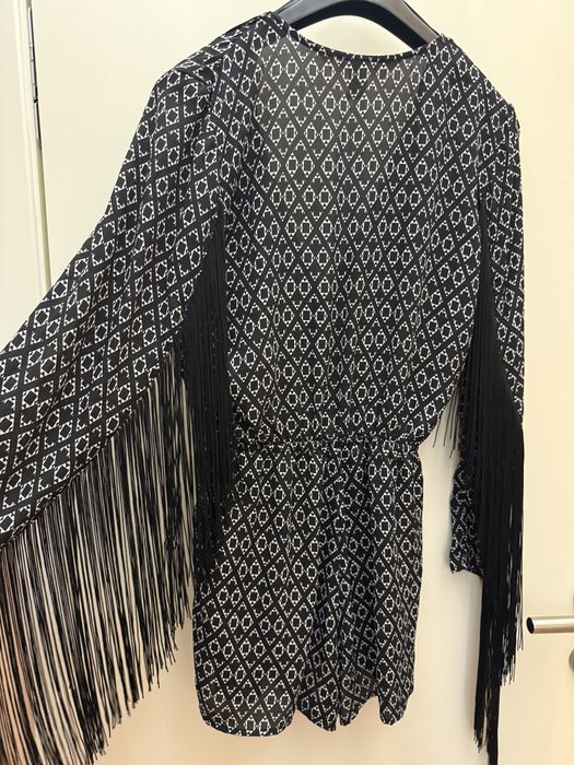 Екстравагантен гащеризон с ресни по ръкавите