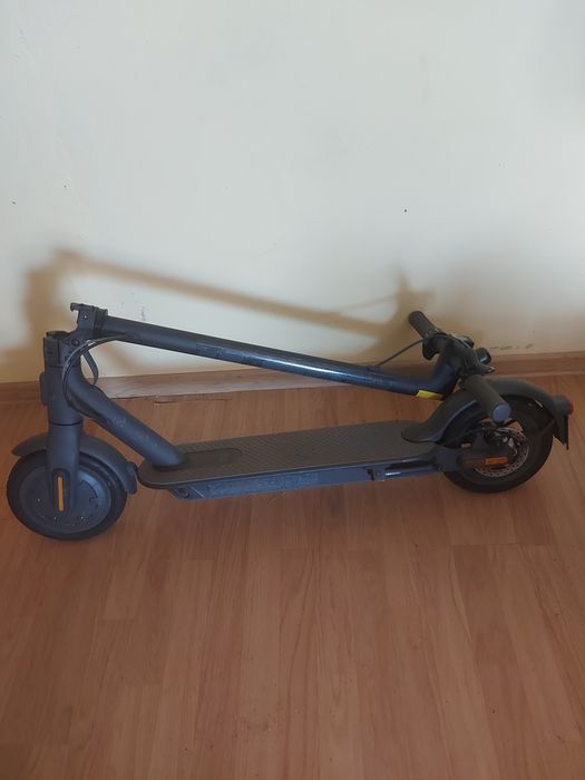 Trotineta electrica și casca de protectie