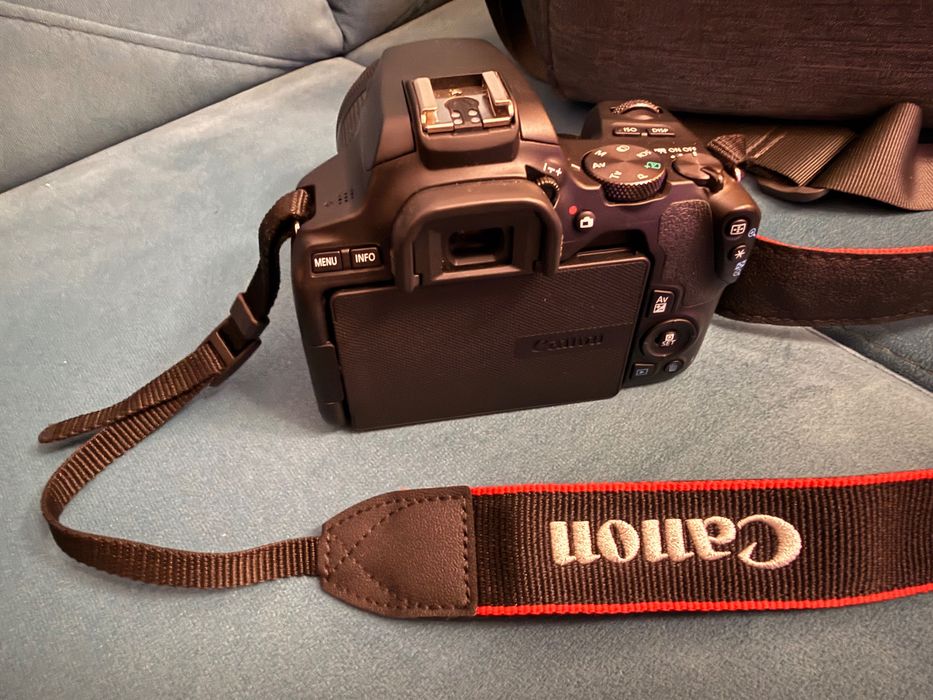 НОВ! Фотоапарат Canon EOS 250D