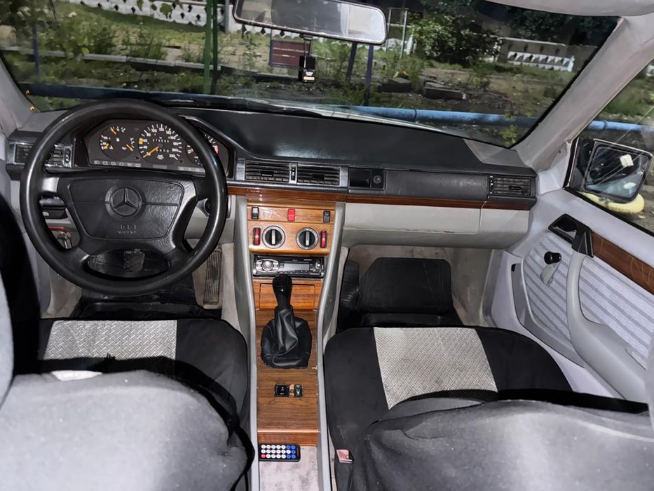 Мерседес 124 е200 в хорошем состояний