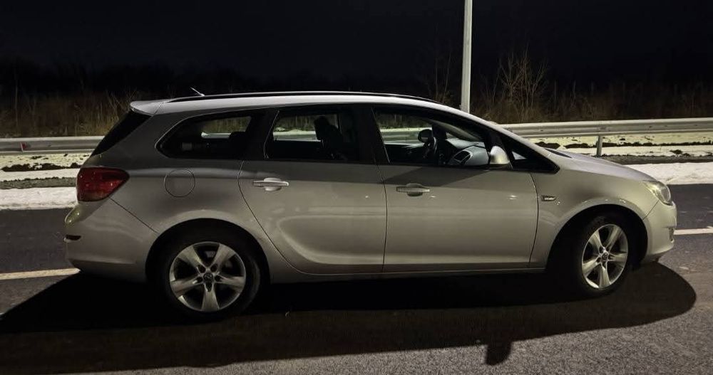 Opel Asta J 2011 2.0 cdti automat