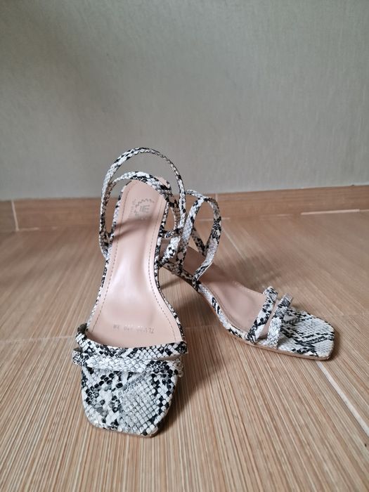 Женские босоножки