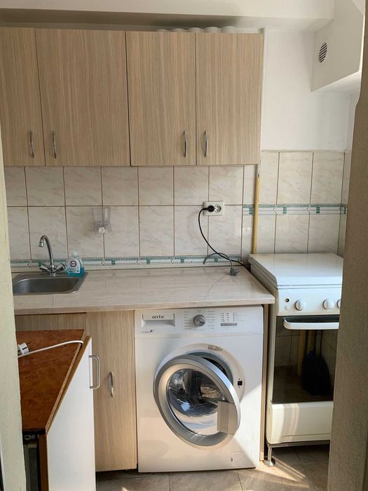 Închiriez garsonieră bloc de apartamente Micro XIV