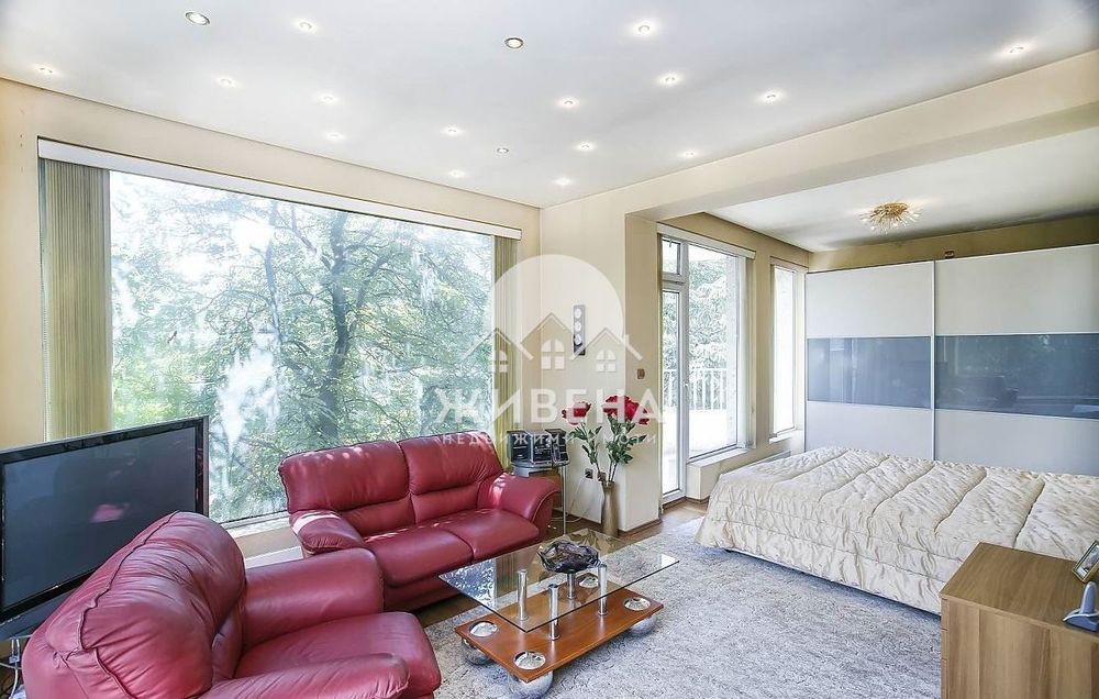 Продава се Къща в Варна, Морска градина - 486 кв.м за 3396 €/кв.м - Снимка #4