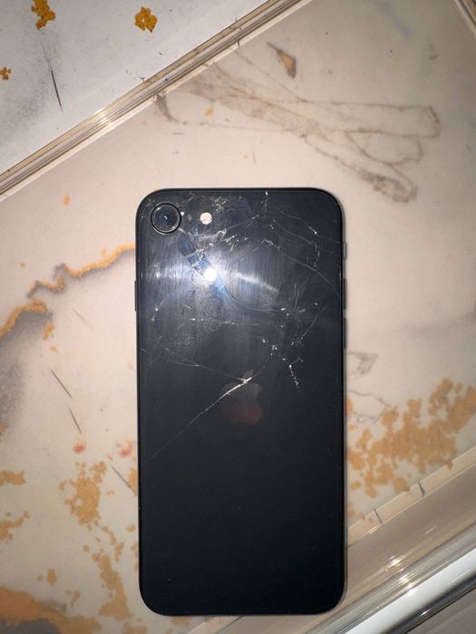 IPhone Se 2020 aybi orqa krishka singan