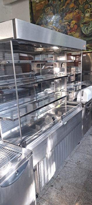 Хладилна витрина отворена край стената