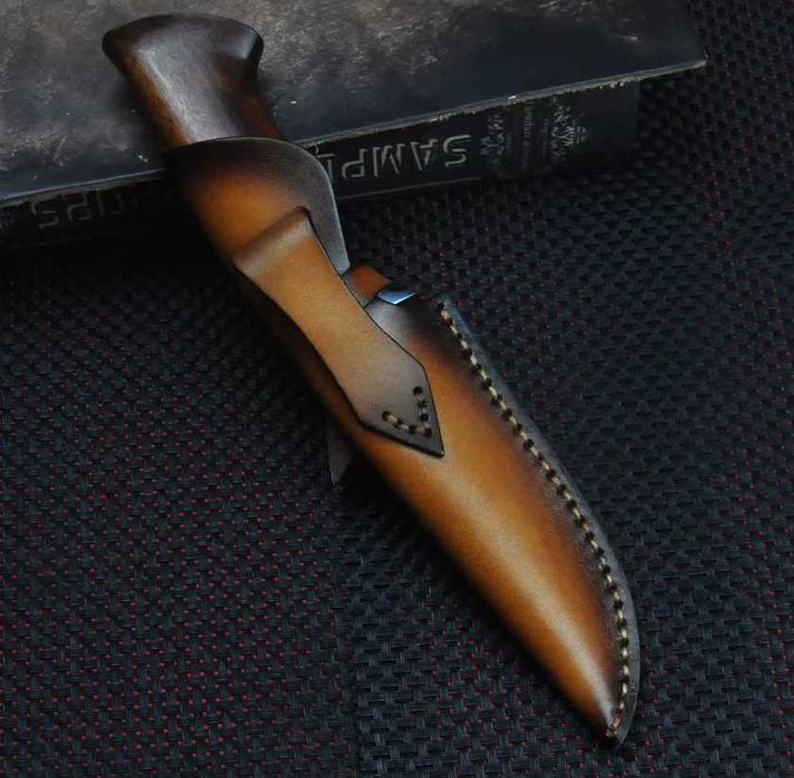 Cutit japonez Damasc, 107 straturi, miez VG 10, teaca piele bovina