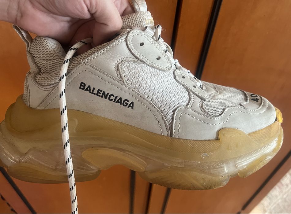 Balenciaga маратонки 40 отговарят на 26 см.