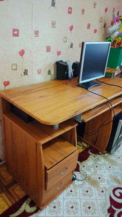 Продам компьютерный стол
