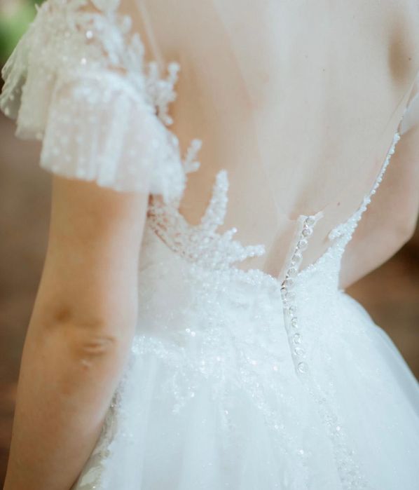 Vând rochie de mireasă deosebită cu dantelă,cristale,achiziție Franța